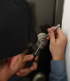 Monteur für Schlüsselnotdienst Offenbach bei der Arbeit Monteur für Schlüsseldienst Offenbach bei der Arbeit